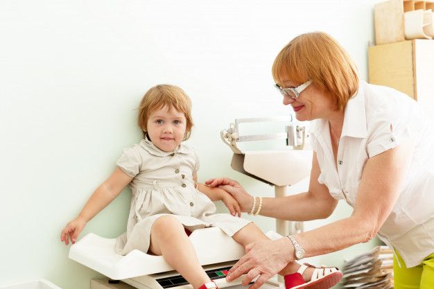 doctor-de-ninos-que-pesa-al-bebe_1398-4465