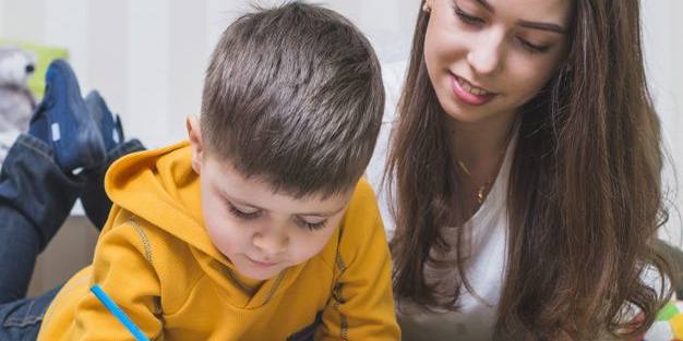 mujer-dibujando-con-nino_23-2147797878