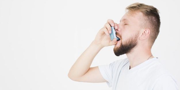 hombre-usando-inhalador_23-2147934317