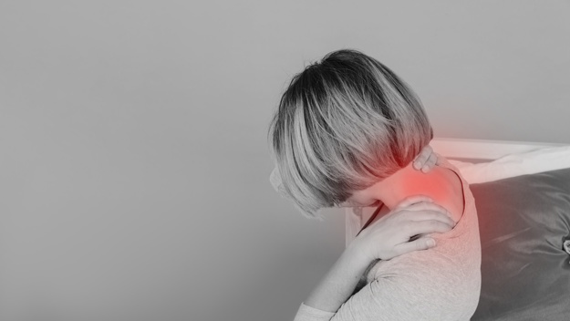 mujer-cama-tocando-cuello-lastimado_23-2147768313