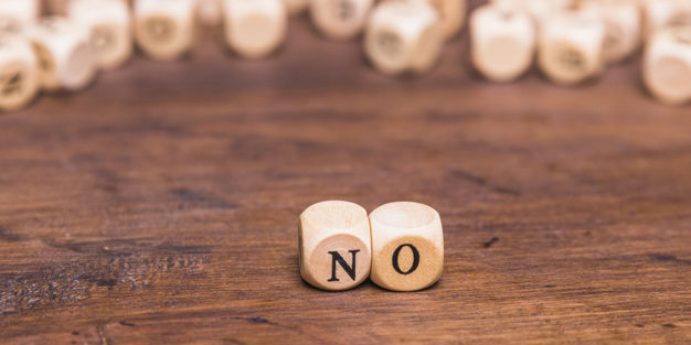 ninguna-carta-dispuesta-cubos-madera-encima-mesa-marron_23-2148101460