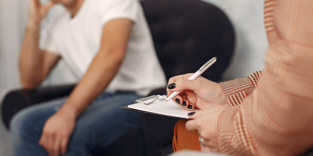 hombre-sentado-oficina-psicologo-hablando-sobre-problemas_1157-28351