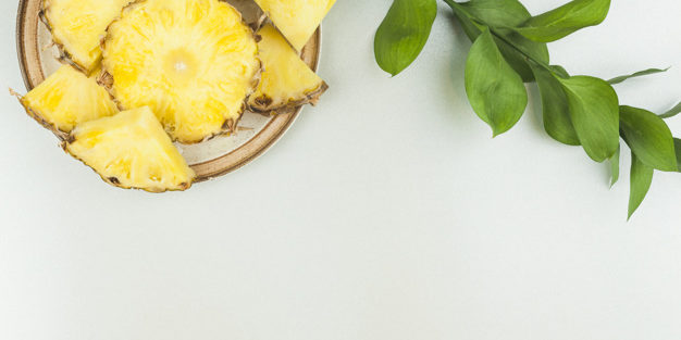 rodajas-pina-plato-cerca-ramita-planta_23-2148131255