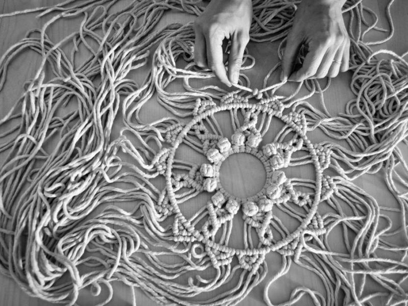 El macramé, un arte considerado como terapia manual